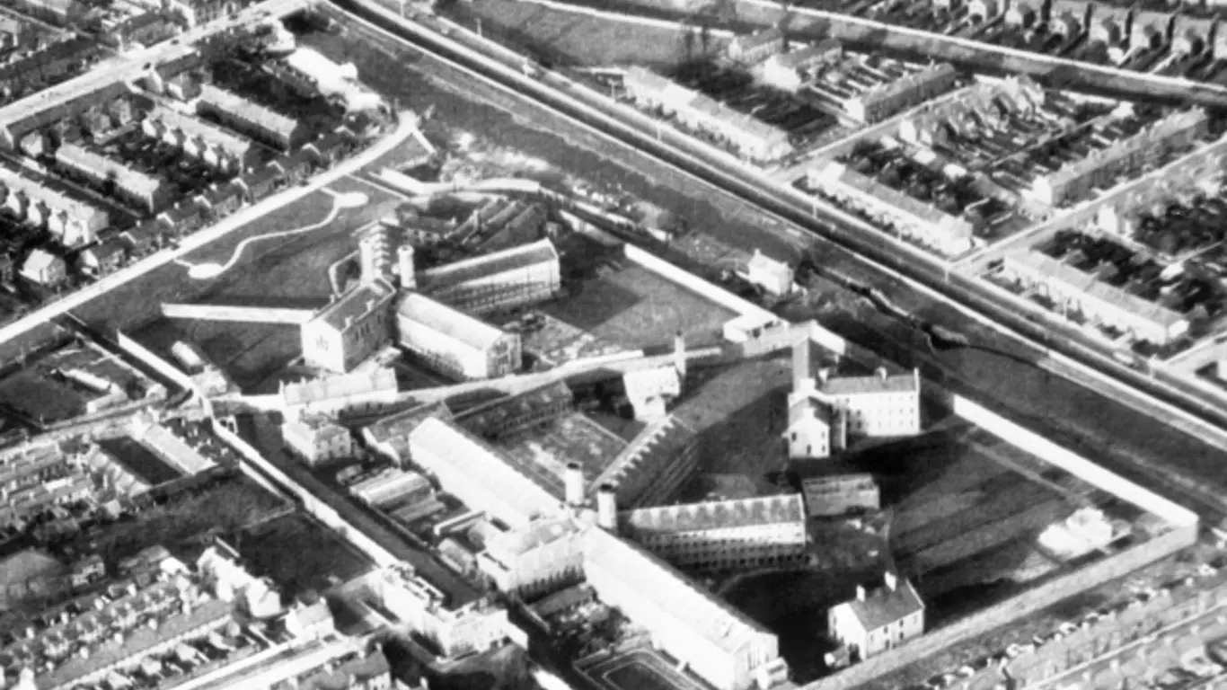 Věznice Mountjoy v Dublinu, jak vypadala v roce 1973, kdy z ní vrtulníkem uprchli tři vězňové