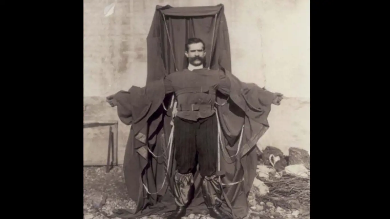 Franz Reichelt ve svém padákovém obleku