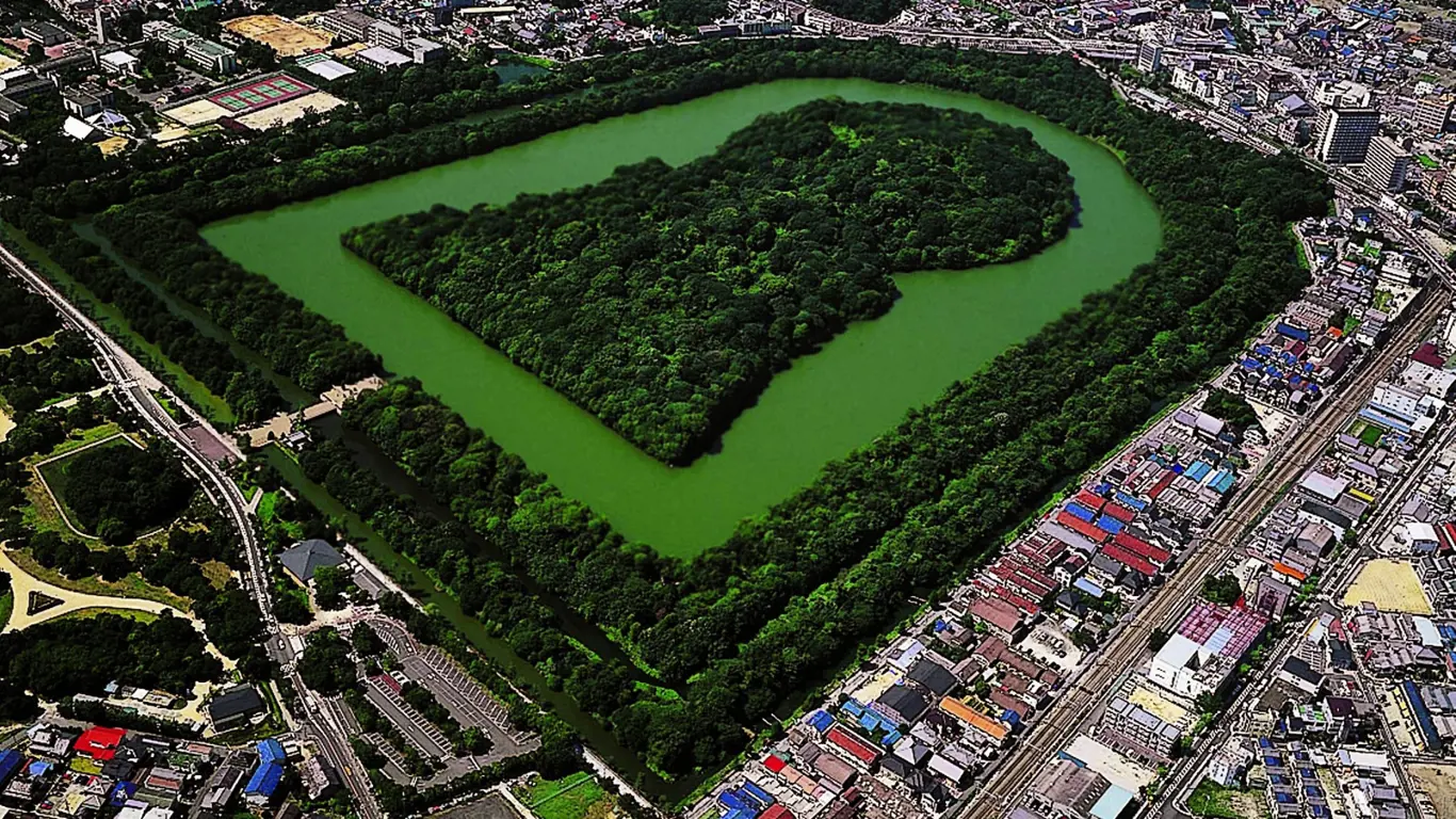 Hrobka na jižním předměstí Ósaky nyní funguje jako obří městský park. 