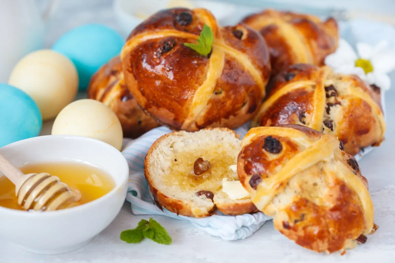 Bochánky Hot cros buns patří k tradičnímu britskému velikonočnímu pečivu.