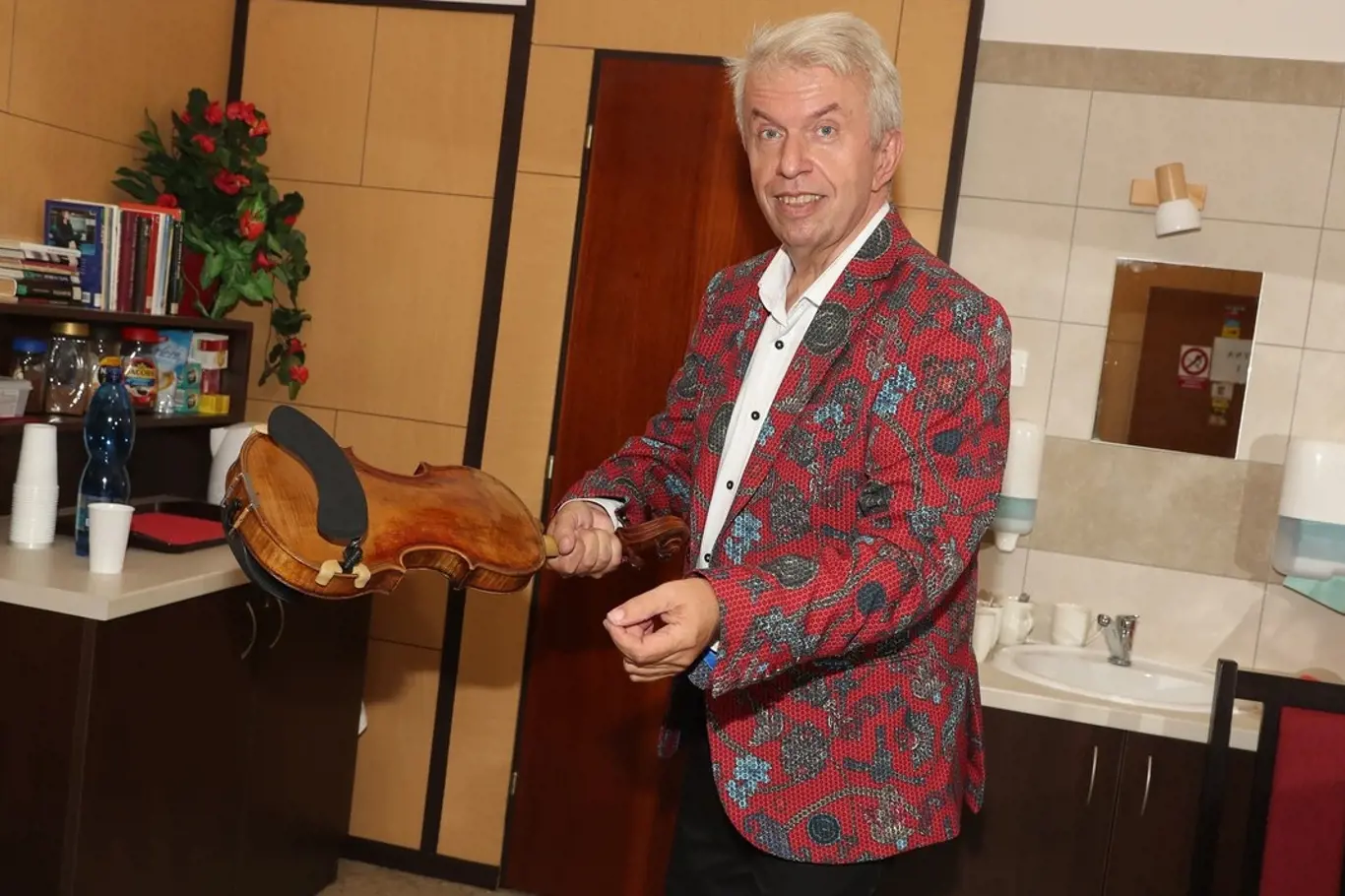 Jaroslav Svěcený je charismatický a ženy na něj letí.