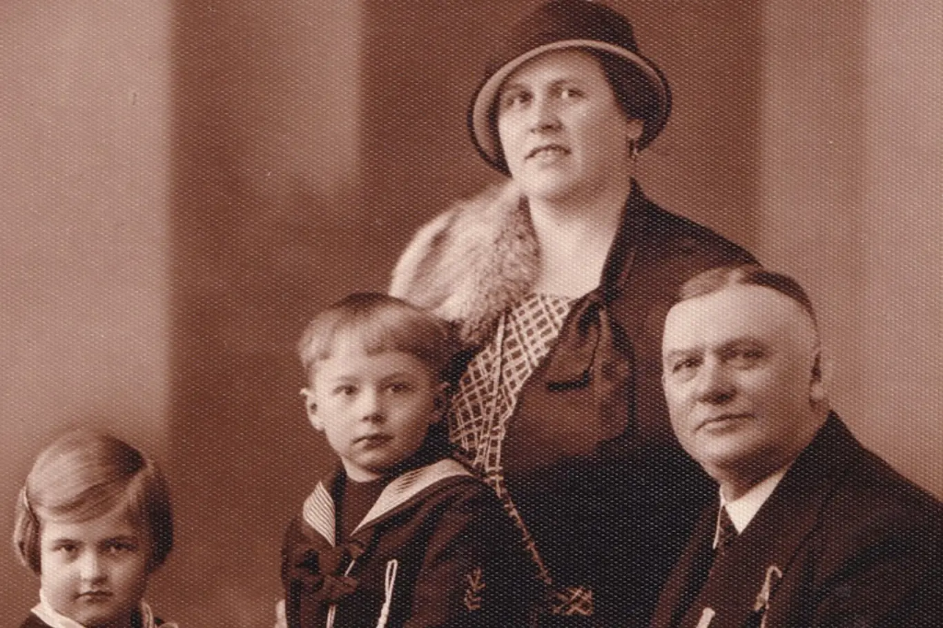 Fialovi v roce 1932, zleva Eva, bratr Václav, maminka Marie (rozená Hamerlová), tatínek Václav