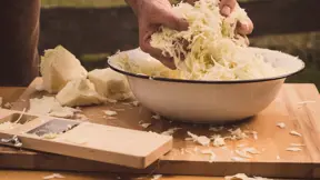 Nasolené zelí stačí promnout čistýma rukama Nasolené zelí stačí promnout čistýma rukama