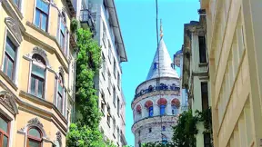 Galatská věž dominuje novému městu na evropské straně Bosporu, jen kousek od ní parkují v novém přístavu Galata port mnohapatrové výletní lodě. Galatská věž dominuje novému městu na evropské straně Bosporu, jen kousek od ní parkují v novém přístavu Galata port mnohapatrové výletní lodě.