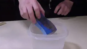 Stačí dvě lžíce soli smíchat s dvěma hrnky vody a do směsi houbičku přes noc namočit. Stačí dvě lžíce soli smíchat s dvěma hrnky vody a do směsi houbičku přes noc namočit.