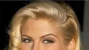 Anna Nicole Smith - zemřela v roce 2007. Její tělo bylo nalezeno v hotelovém pokoji. Příčinou smrti bylo předávkování drogami. Anna Nicole Smith - zemřela v roce 2007. Její tělo bylo nalezeno v hotelovém pokoji. Příčinou smrti bylo předávkování drogami.