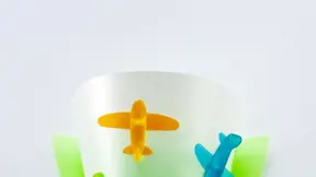 Hravé nástěnné svítidlo Trois avions rigolo se třemi veselými letadélky může při vhodně zvoleném světelném zdroji posloužit nejen k přisvícení hrací plochy, ale i jako bludička - vlídné světýlko na hezkou dobrou noc bez divokých snů. Výška 31 cm. 2.564... Hravé nástěnné svítidlo Trois avions rigolo se třemi veselými letadélky může při vhodně zvoleném světelném zdroji posloužit nejen k přisvícení hrací plochy, ale i jako bludička - vlídné světýlko na hezkou dobrou noc bez divokých snů. Výška 31 cm. 2.564...
