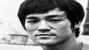 Bruce Lee - zemřel 20. 6. 1973 vinou alergické reakce na analgetika. Bruce byl podle svých fanoušků zavražděn. Bruce Lee - zemřel 20. 6. 1973 vinou alergické reakce na analgetika. Bruce byl podle svých fanoušků zavražděn.