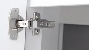 Svěšená kuchyňská dvířka napravíte snadno pomocí horního a dolního šroubku. Svěšená kuchyňská dvířka napravíte snadno pomocí horního a dolního šroubku.