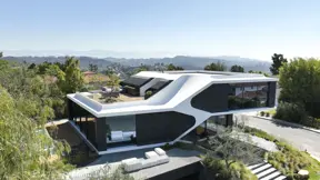 Rodinný dům ve čtvrti Bel Air v Los Angeles zaujme na první pohled futuristickým vzhledem, který vychází z automobilového designu. Rodinný dům ve čtvrti Bel Air v Los Angeles zaujme na první pohled futuristickým vzhledem, který vychází z automobilového designu.