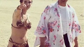 Mark Hamill si během natáčení Star Wars půjčil župánek Carrie Fisher. Mark Hamill si během natáčení Star Wars půjčil župánek Carrie Fisher.