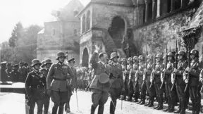Erwin Rommel (vpředu vlevo) doprovází Adolfa Hitlera v roce 1934 Erwin Rommel (vpředu vlevo) doprovází Adolfa Hitlera v roce 1934