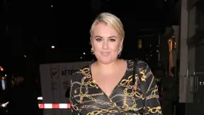Plus size modelka Felicity Haywood byla v Londýně prosvícena blesky, které odhalily absenci podprsenky. Plus size modelka Felicity Haywood byla v Londýně prosvícena blesky, které odhalily absenci podprsenky.