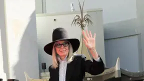 Usměvavá herečka Diane Keaton přidala své otisky rukou a nohou na památeční betonovou desku. Celá tato akce se udála během slavnostního ceremoniálu, který se konal v TCL Chinese Theatre IMAX v Los Angeles. (2022) Usměvavá herečka Diane Keaton přidala své otisky rukou a nohou na památeční betonovou desku. Celá tato akce se udála během slavnostního ceremoniálu, který se konal v TCL Chinese Theatre IMAX v Los Angeles. (2022)