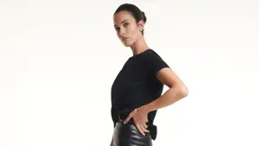 Žena v černém topu a koženkové sukni Žena v černém topu a koženkové sukni