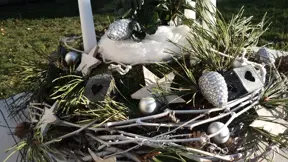 Jako dekoraci jsme zvolili stříbrné baňky ve tvaru šišek a malé lucerničky z šedého plechu. Jako dekoraci jsme zvolili stříbrné baňky ve tvaru šišek a malé lucerničky z šedého plechu.
