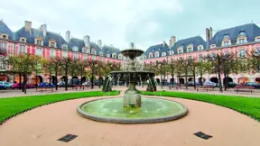Slavná Place des Voges ve čtvrti Marais, kde míval dům kardinál Richelieu. Slavná Place des Voges ve čtvrti Marais, kde míval dům kardinál Richelieu.