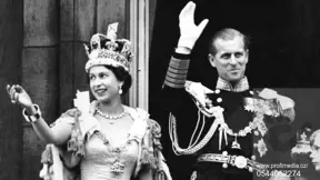Královna Alžběta II. se ujala trůnu 6. února 1952. Slavnostní korunovace se odehrála o více než rok později 2. června 1953. Královna a její manžel, prince Philip, vévoda z Edinburgu, po ceremonii kynou davům z balkónu v Buckinghamském paláci. Královna Alžběta II. se ujala trůnu 6. února 1952. Slavnostní korunovace se odehrála o více než rok později 2. června 1953. Královna a její manžel, prince Philip, vévoda z Edinburgu, po ceremonii kynou davům z balkónu v Buckinghamském paláci.