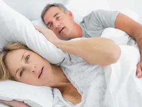 Chrápáním budil manželku, šlo mu však o život. Na vině byla spánková apnoe