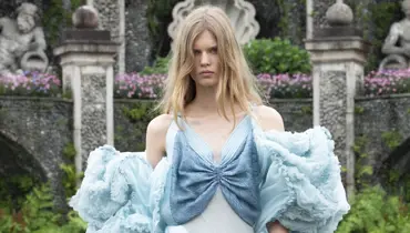 To je nádhera! Modelky kráčící z vody jako mořské panny. Sledujte high fashion příběh vodních bytostí