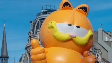 Moře ve Francii už 30 let vyplavuje telefony s Garfieldem. Objev v jeskyni záhadu objasnil