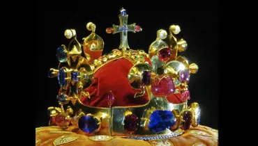 Přilbu svatého Václava vyrobili Vikingové, zjistili vědci. Prozradily to zvláštní symboly