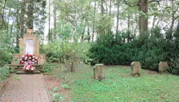 Pomník dětem. U hromadných hrobů vznikl pískovcový monument.