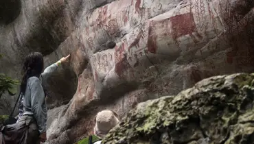 Video: Vědci objevili záhadné pravěké malby. Podivní tvorové nemohli existovat
