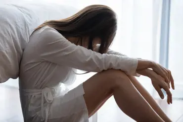 Znaky, že váš blízký skrývá závislost. Pozor na vzhled i emoční nestabilitu