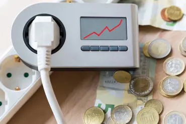 Levní dodavatelé energií dál zlevňují, drazí ceníky nemění