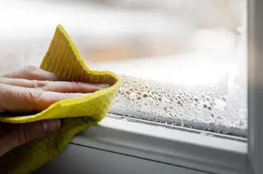 Rosí se vám v zimě okna? Pomůže úplně jednoduchý trik za pár korun