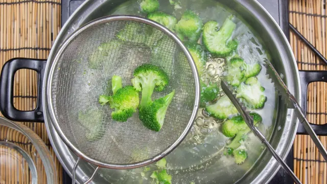 Only cook broccoli briefly so that it does not lose its color, taste and valuable ingredients.