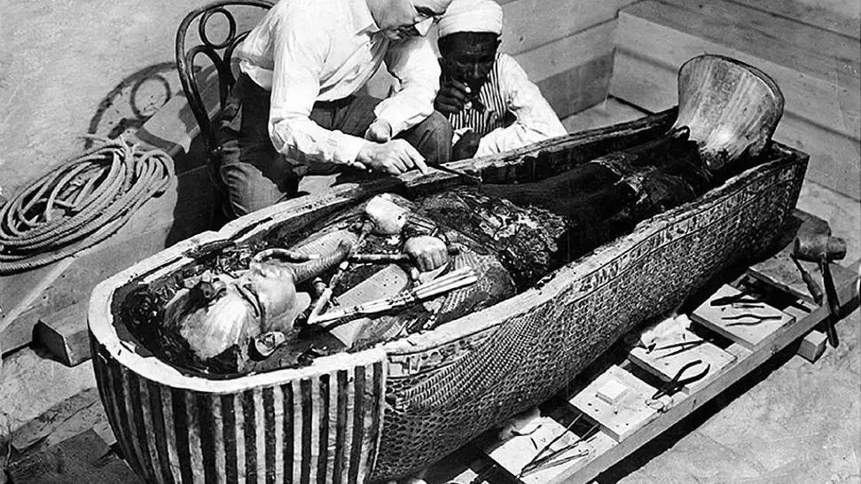 Britský egyptolog Howard Carter se sklání nad mumií krále Tutanchamona